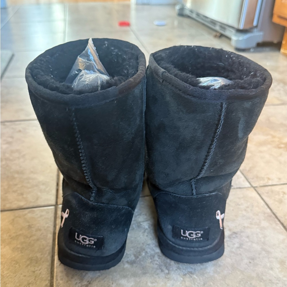 UGG Classic Short II Boot Women, Size 9 Black Breast Cancer Awareness Ribbons - Picture 6 of 6